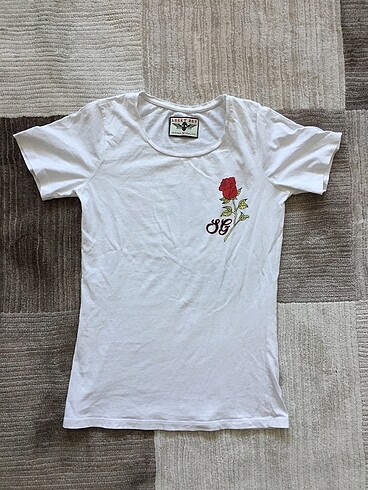 Gül Detay Tşört