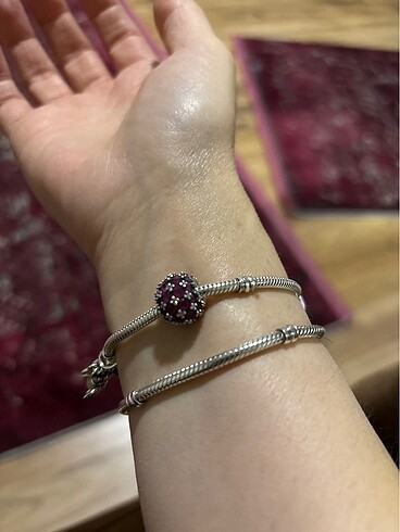 Işıltılı pave yuvarlak charm pandora