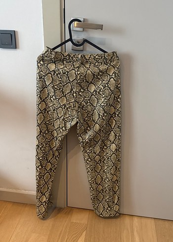 Kahverengi Parlak Yılan Desenli Kemerli Kadın Pantolon - Görsel 9