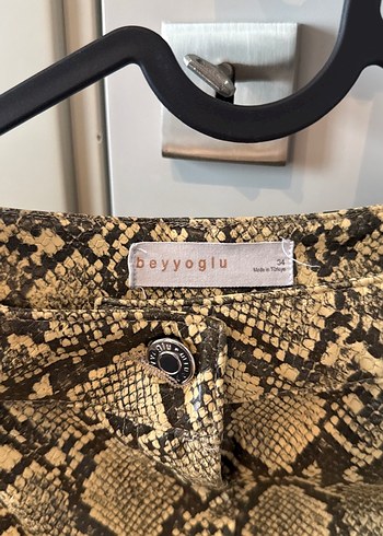 Kahverengi Parlak Yılan Desenli Kemerli Kadın Pantolon - Görsel 7