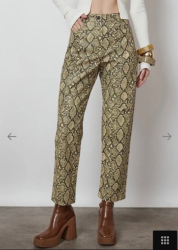 Kahverengi Parlak Yılan Desenli Kemerli Kadın Pantolon - Görsel 4