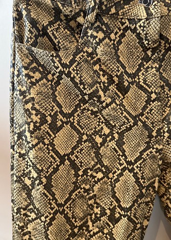 Kahverengi Parlak Yılan Desenli Kemerli Kadın Pantolon - Görsel 8