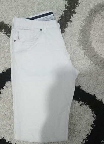 l Beden beyaz Renk Armani jeans beyaz kot pantolon sıfır ayarında hiç bir sıkıntısı
