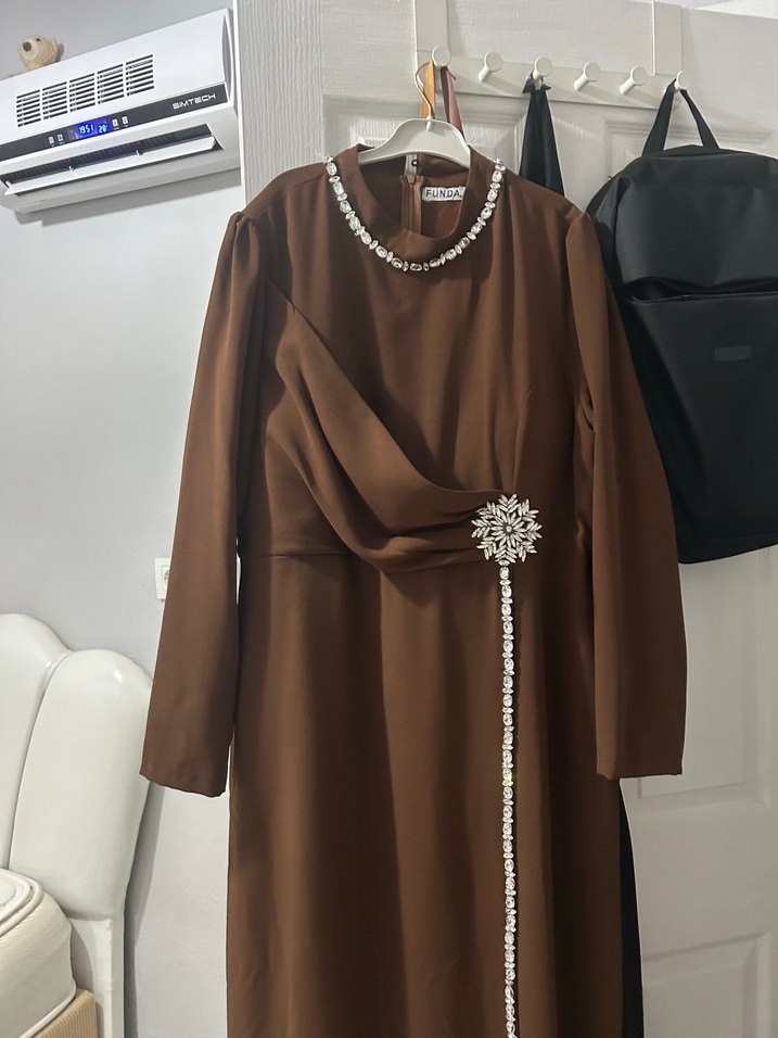 Boncuk İşlemeli  Uzun Kahverengi tesettür abiye Elbise - Görsel 4