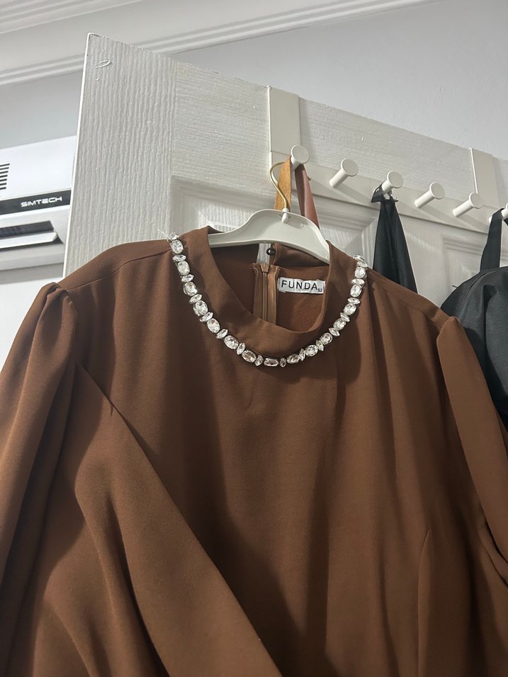 Boncuk İşlemeli  Uzun Kahverengi tesettür abiye Elbise - Görsel 3