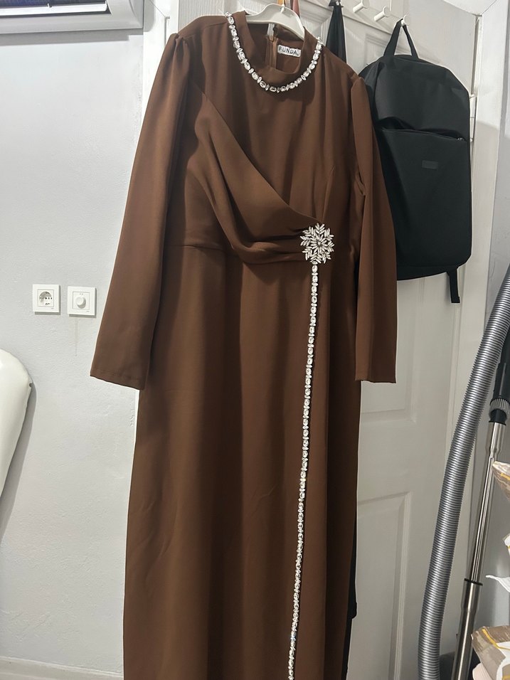 Boncuk İşlemeli  Uzun Kahverengi tesettür abiye Elbise - Görsel 5