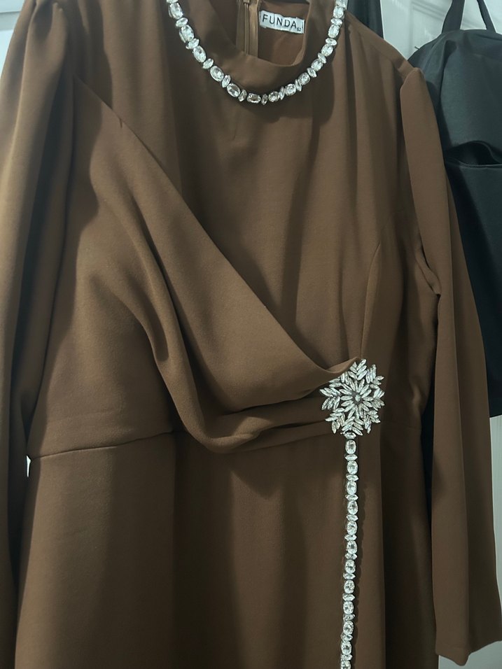 Boncuk İşlemeli  Uzun Kahverengi tesettür abiye Elbise - Görsel 2