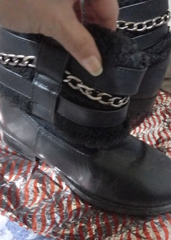 Zincir Detaylı Siyah Yılan Desenli Deri Bot - Görsel 3