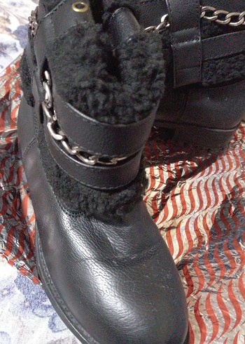 Zincir Detaylı Siyah Yılan Desenli Deri Bot - Görsel 2