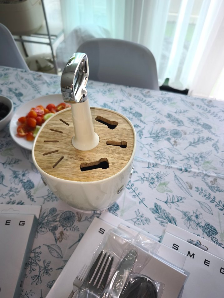 Kırmızı SMEG Bıçak standi - Görsel 3