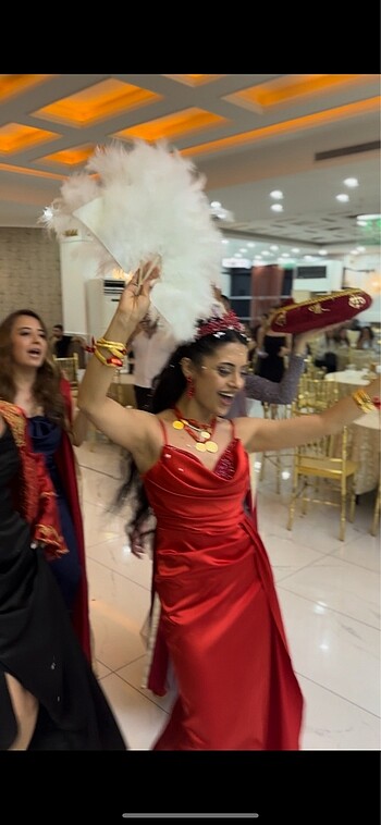 Kırmızı saten abiye gece elbisesi kına elbisesi