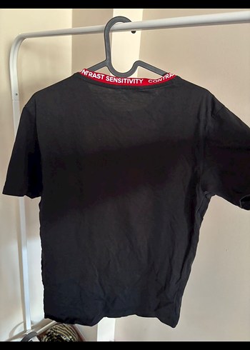 Beyaz Şeritli Kırmızı Siyah Kısa Kollu Tişört - Görsel 2