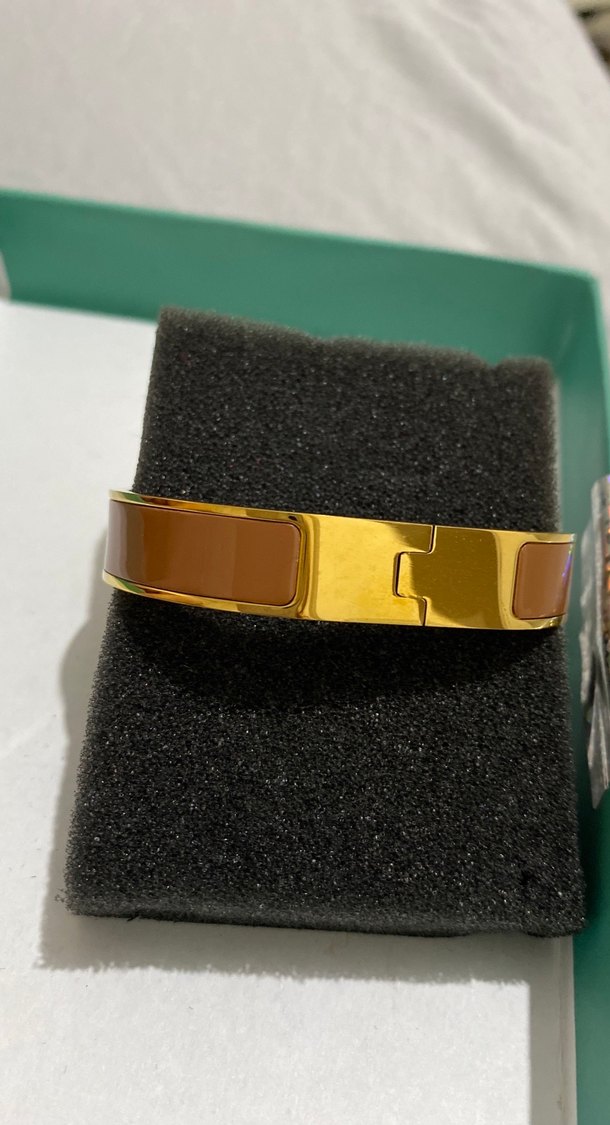 Klasik Zarif Altın Renk Tokalı Bileklik - Görsel 2