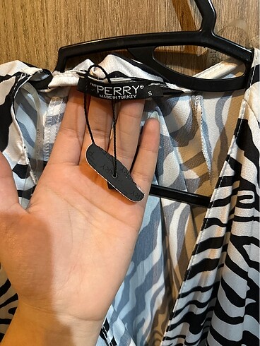 s Beden çeşitli Renk SATEN PERRY ETİKETLİ ELBİSE