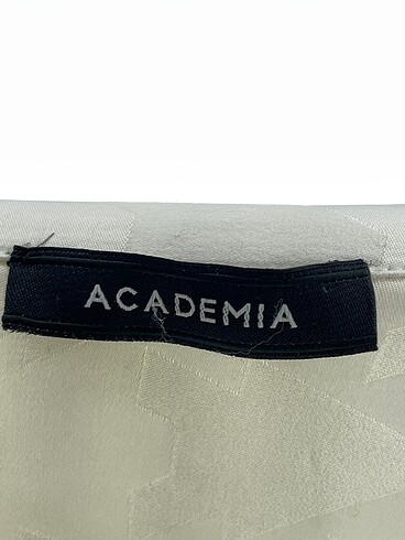 38 Beden beyaz Renk Academia Gömlek %70 İndirimli.