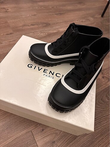 Givenchy lastik bot