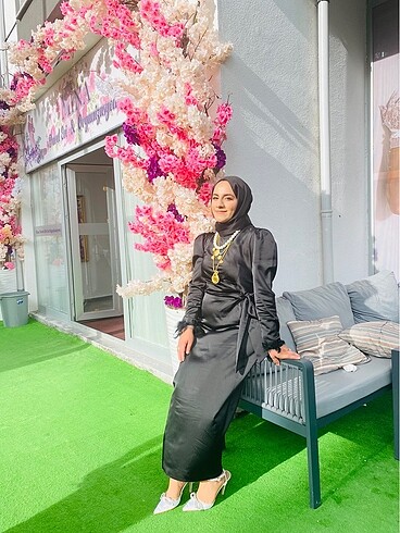 Siyah kolları tüylü