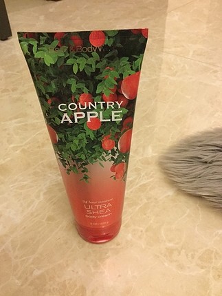 Victoria s Secret açıldı ama hiç kullanılmadı. dolu.bath and body works marka.