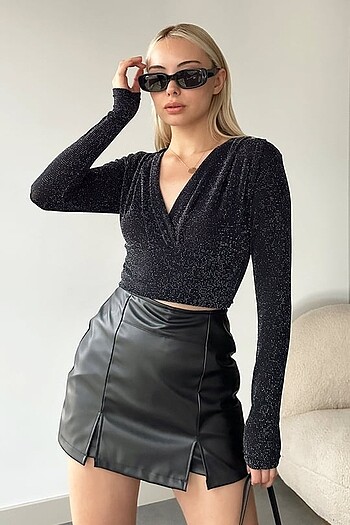 Simli kruvaze yaka crop bluz siyah