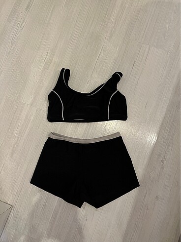 şortlu bikini takımı