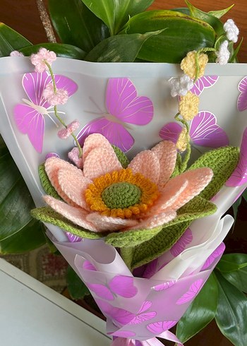 Pembe Örgü lotus çiçeği buketi