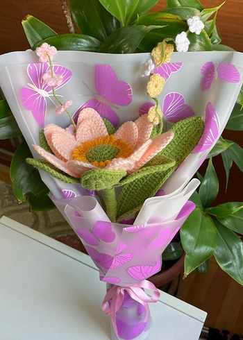 Pembe Örgü lotus çiçeği buketi