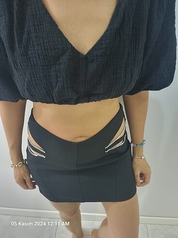 Bershka Taş detaylı siyah mini etek