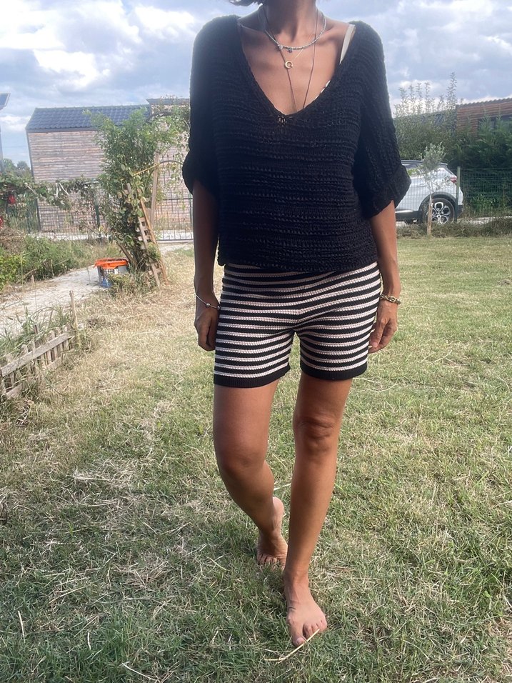 Örgü Siyah-Beyaz Çizgili Salaş Mini Şort - Görsel 3