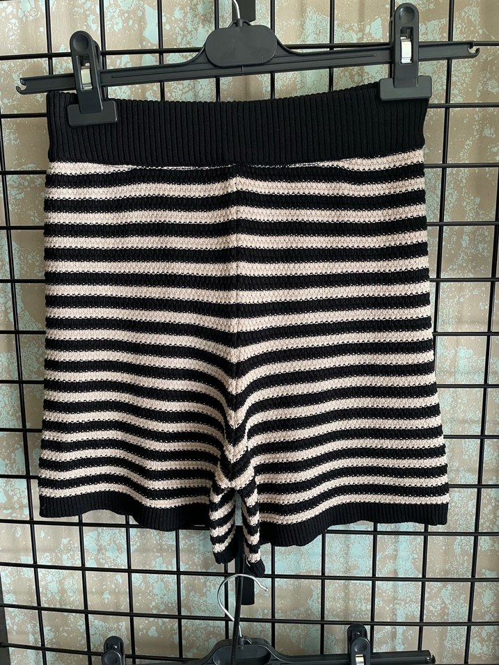 Örgü Siyah-Beyaz Çizgili Salaş Mini Şort - Görsel 2