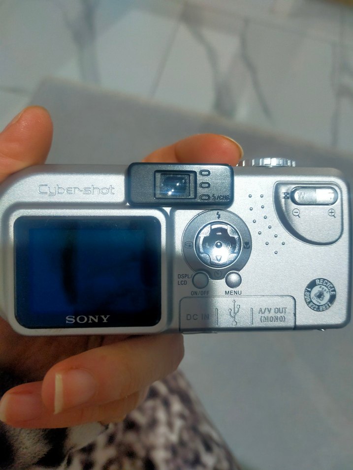 Sony Cybershot Gri Dijital Kamera 4.0 MP - Görsel 3