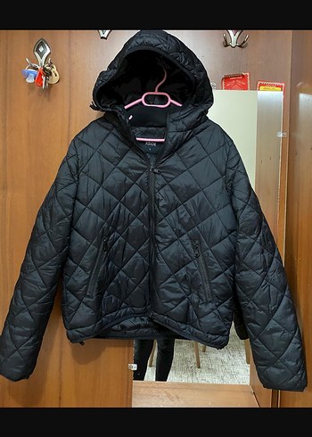 Siyah Kapüşonlu Puff Mont
