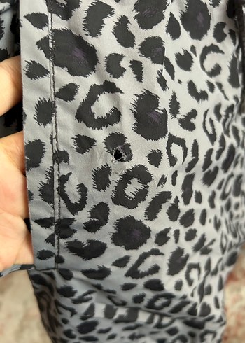 Gri Leopar Desenli Kapüşonlu Yağmurluk - Görsel 2