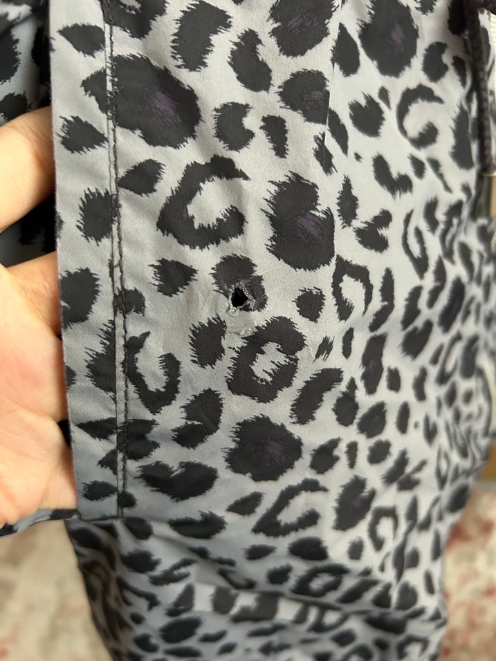 Gri Leopar Desenli Kapüşonlu Yağmurluk - Görsel 2