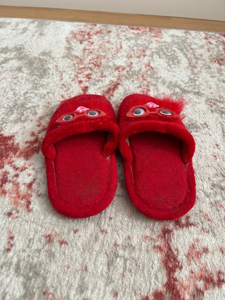 Kız Çocuk Kırmızı Peluş Detaylı Terlik - Görsel 3