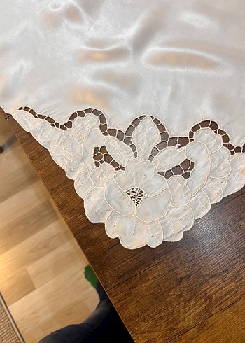 İşlemeli Beyaz Parlak Masa Örtüsü - Görsel 2