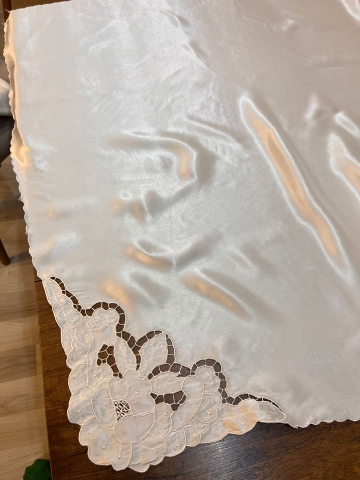 İşlemeli Beyaz Parlak Masa Örtüsü - Görsel 5