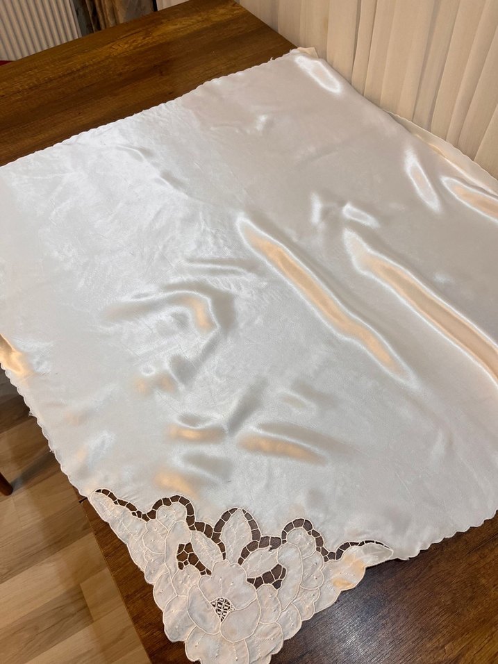 İşlemeli Beyaz Parlak Masa Örtüsü - Görsel 3