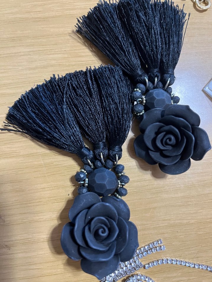 Siyah Çiçekli Uzun Püsküllü Kadın Küpe (Dilediğiniz 2 küpe 80TL) - Görsel 2