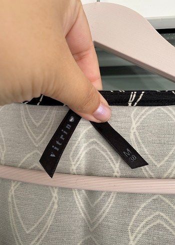 Kemerli Siyah Beyaz Elbise - Görsel 2