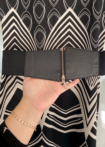 Kemerli Siyah Beyaz Elbise - Görsel 4