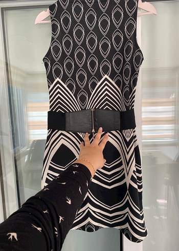 Kemerli Siyah Beyaz Elbise - Görsel 3