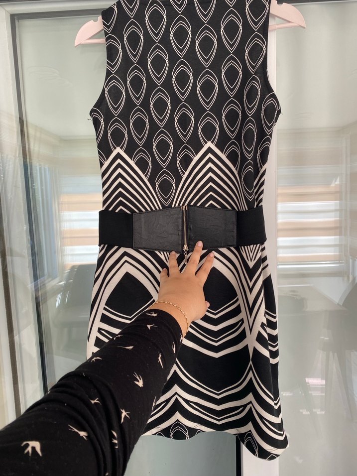 Kemerli Siyah Beyaz Elbise - Görsel 3