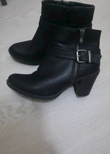 Zara Siyah Deri Tokalı Kadın Topuklu Bot