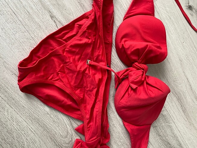 Kirmizi bikini