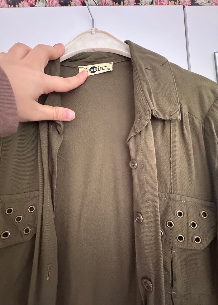 Yeşil zımbalı gömlek - Görsel 2