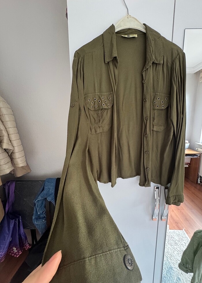 Yeşil zımbalı gömlek - Görsel 3