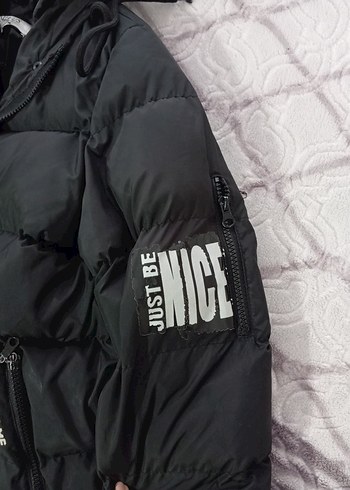 Siyah Kapüşonlu Kısa Kadın Kışlık Mont - Görsel 2