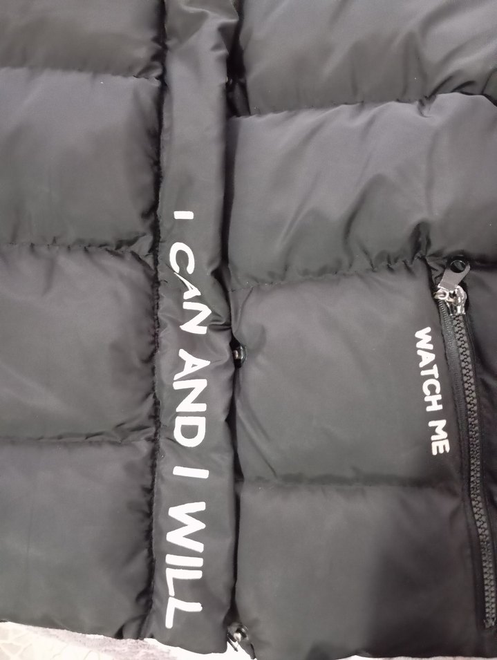 Siyah Kapüşonlu Kısa Kadın Kışlık Mont - Görsel 3