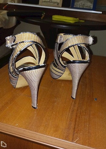 Yılan Desenli Bej Gri Topuklu Kadın Ayakkabı - Görsel 3