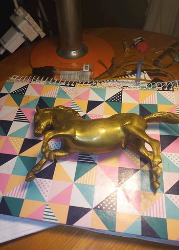 Parlak Altın At Figürü - Görsel 7